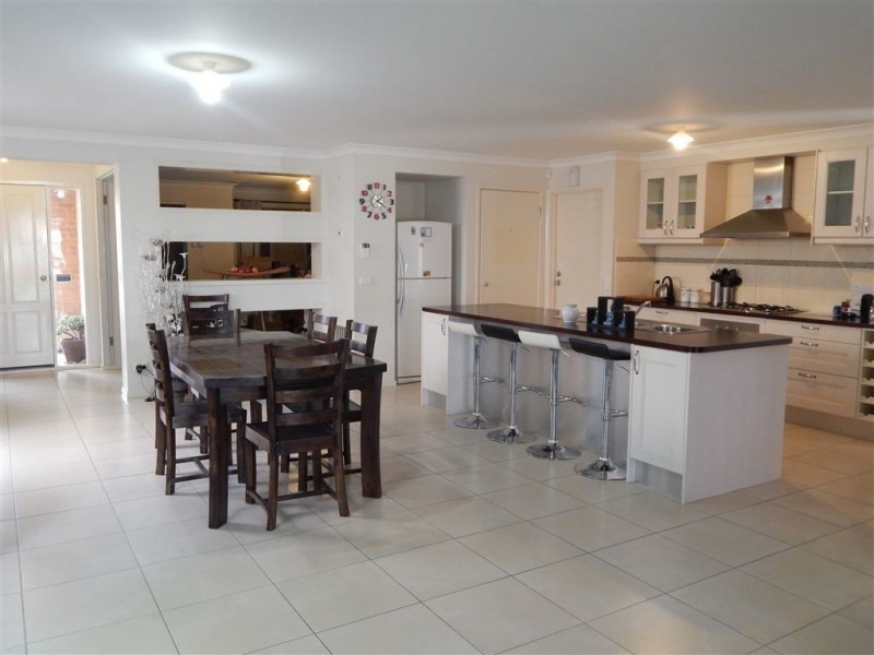 8 Maddock Drive, Cranbourne East VIC 3977
