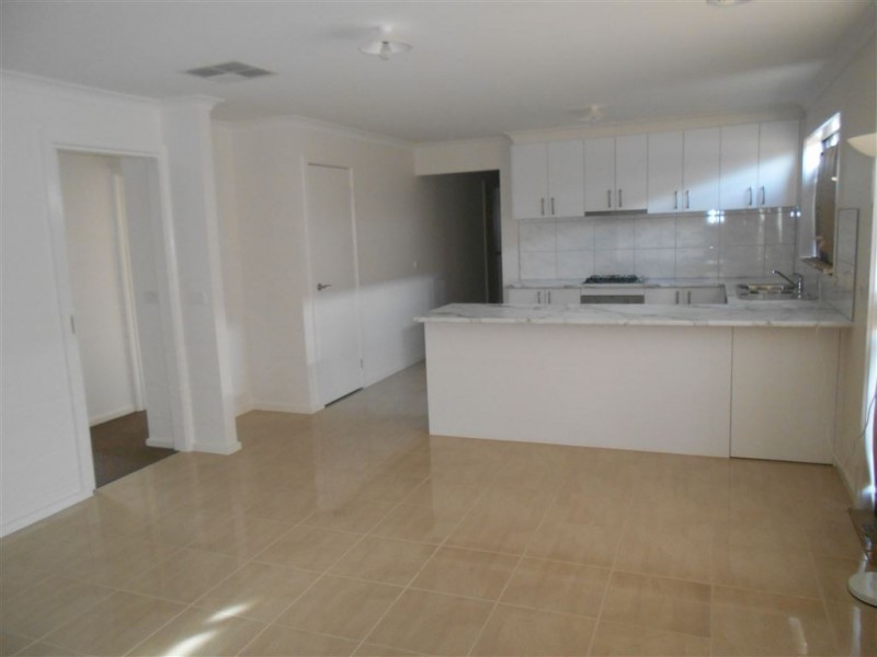 118 Wheelers Park Drive, Cranbourne North VIC 3977