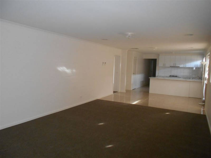 118 Wheelers Park Drive, Cranbourne North VIC 3977