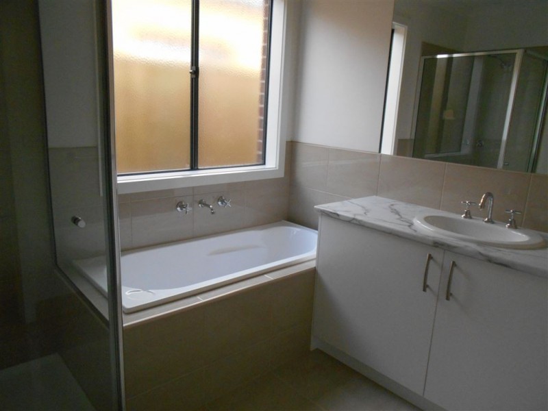 118 Wheelers Park Drive, Cranbourne North VIC 3977