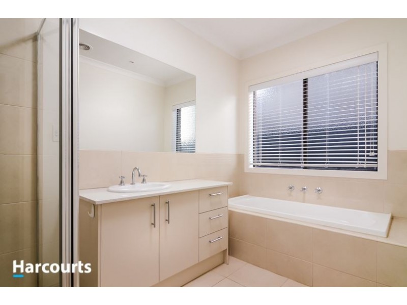 18 Datura Avenue, Cranbourne North VIC 3977