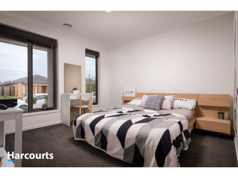 8 Guilfoylia Drive, Cranbourne North VIC 3977