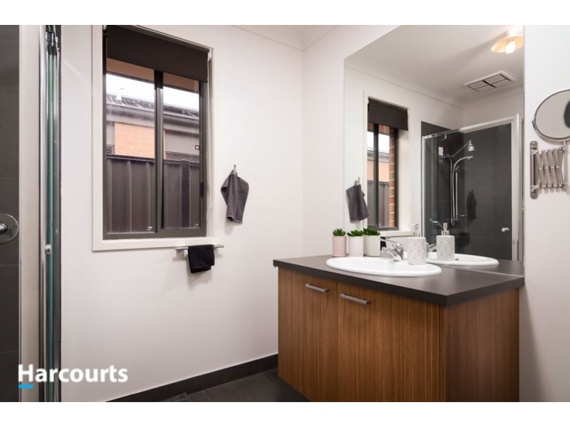 8 Guilfoylia Drive, Cranbourne North VIC 3977