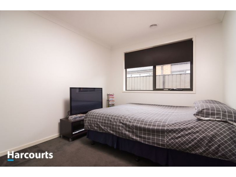 8 Guilfoylia Drive, Cranbourne North VIC 3977