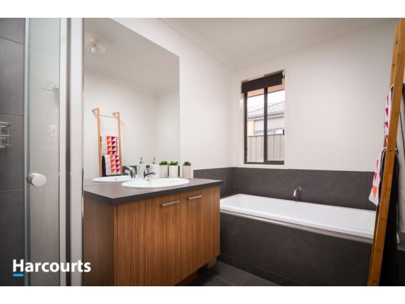 8 Guilfoylia Drive, Cranbourne North VIC 3977