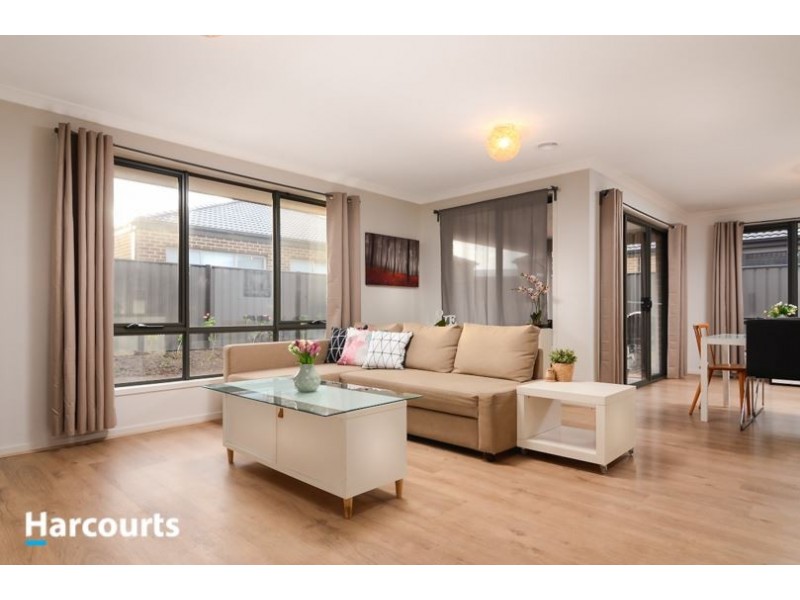 8 Guilfoylia Drive, Cranbourne North VIC 3977