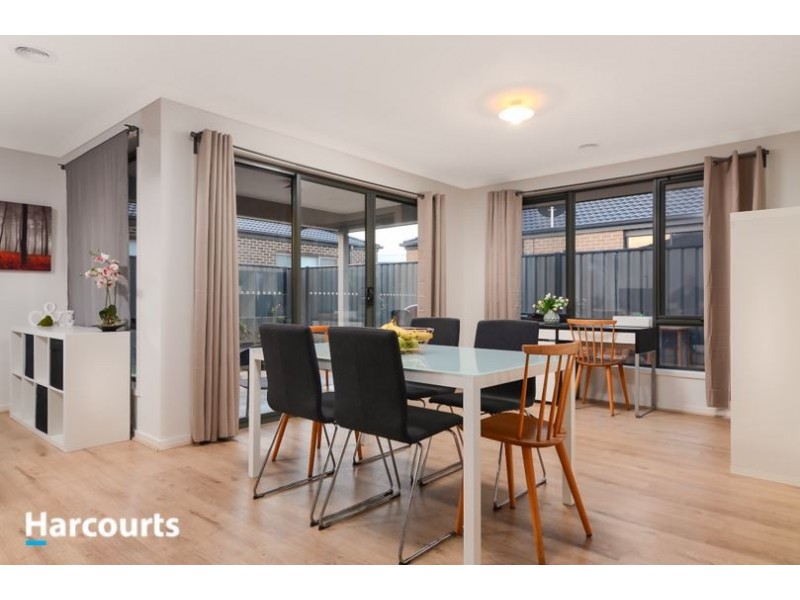 8 Guilfoylia Drive, Cranbourne North VIC 3977