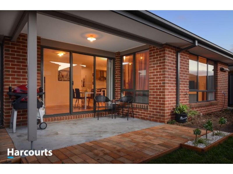 8 Guilfoylia Drive, Cranbourne North VIC 3977