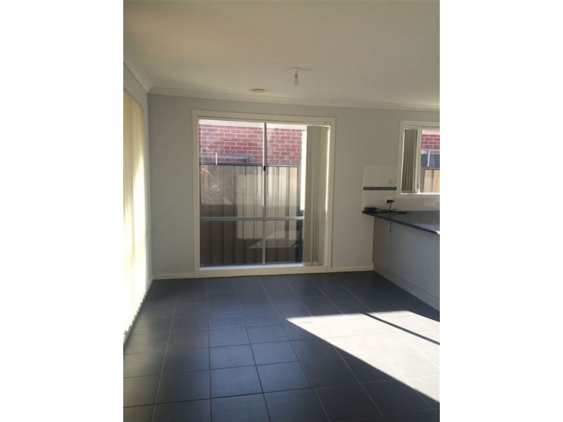 6 Cob Terrace, Clyde North VIC 3978