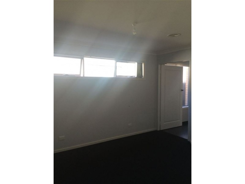 6 Cob Terrace, Clyde North VIC 3978