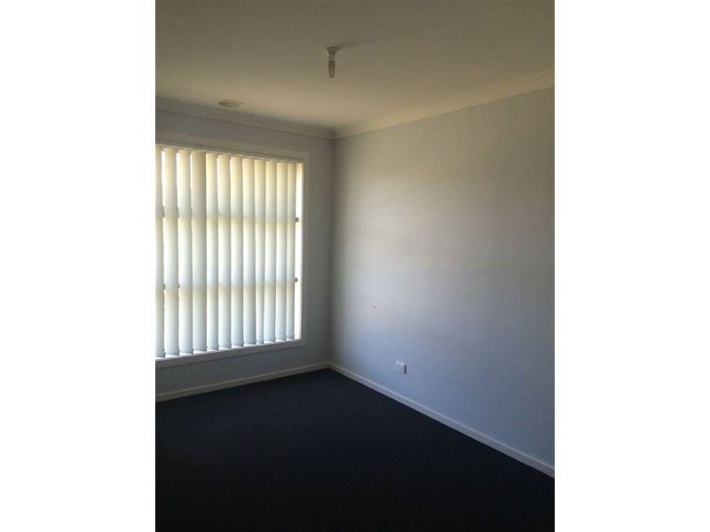 6 Cob Terrace, Clyde North VIC 3978