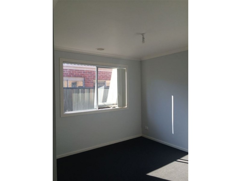 6 Cob Terrace, Clyde North VIC 3978