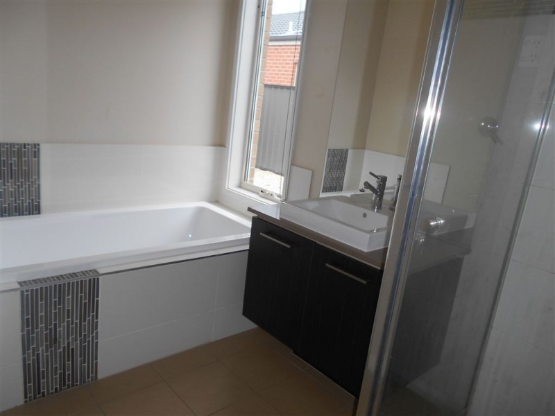 12 Falabela Road, Clyde North VIC 3978