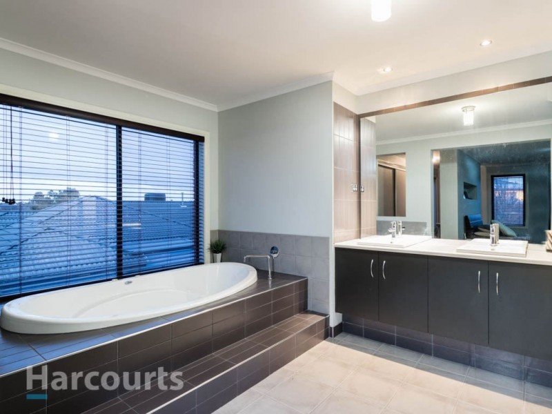 35 Oakgrove Drive, Narre Warren South VIC 3805