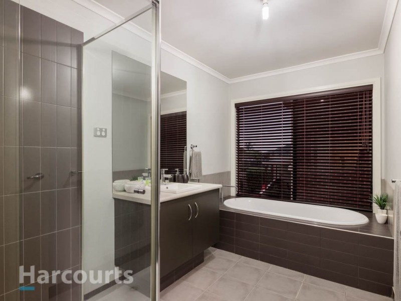 35 Oakgrove Drive, Narre Warren South VIC 3805