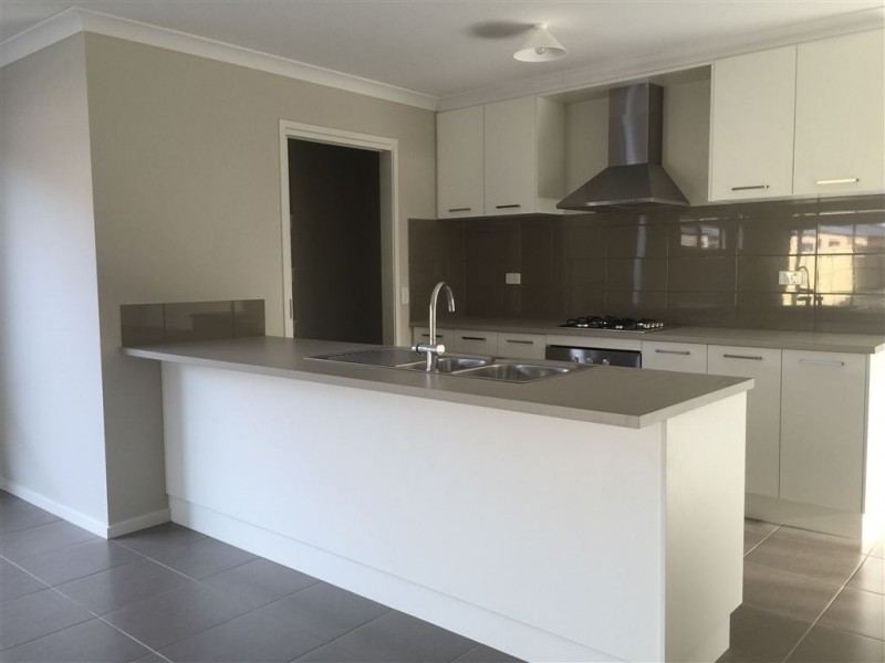 18 Goodenia Loop, Cranbourne West VIC 3977