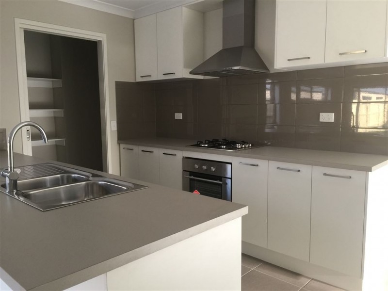 18 Goodenia Loop, Cranbourne West VIC 3977