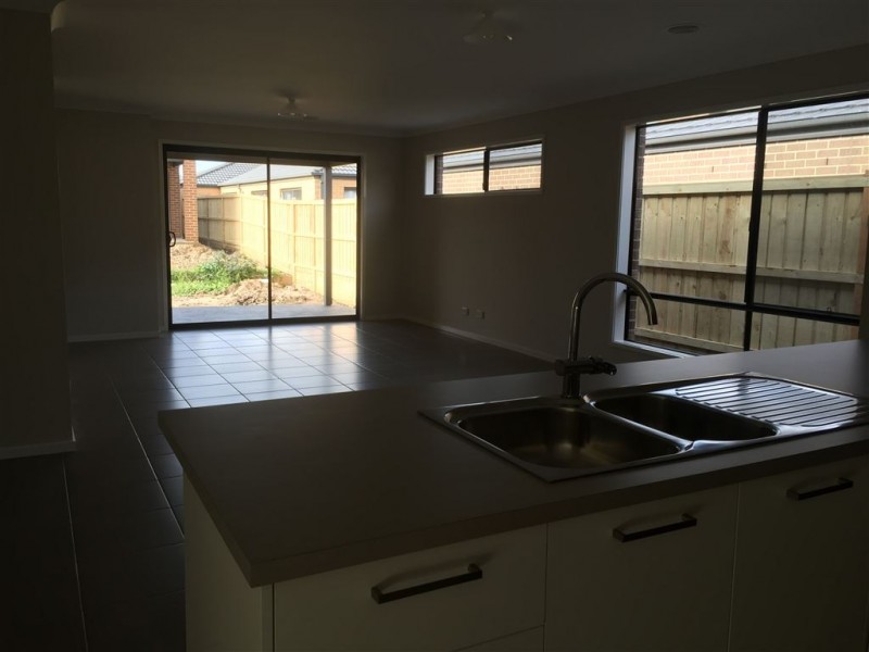 18 Goodenia Loop, Cranbourne West VIC 3977