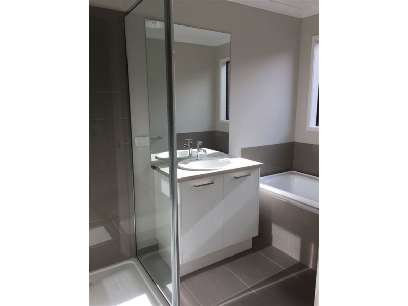 18 Goodenia Loop, Cranbourne West VIC 3977