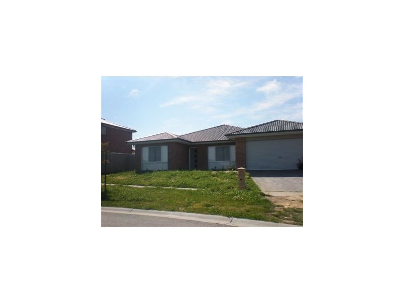 8 Golden Wattle Grove, Cranbourne VIC 3977