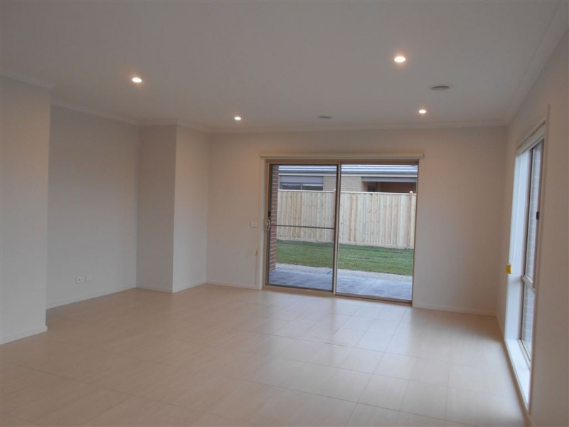 19 Fenway Boulevard, Clyde North VIC 3978