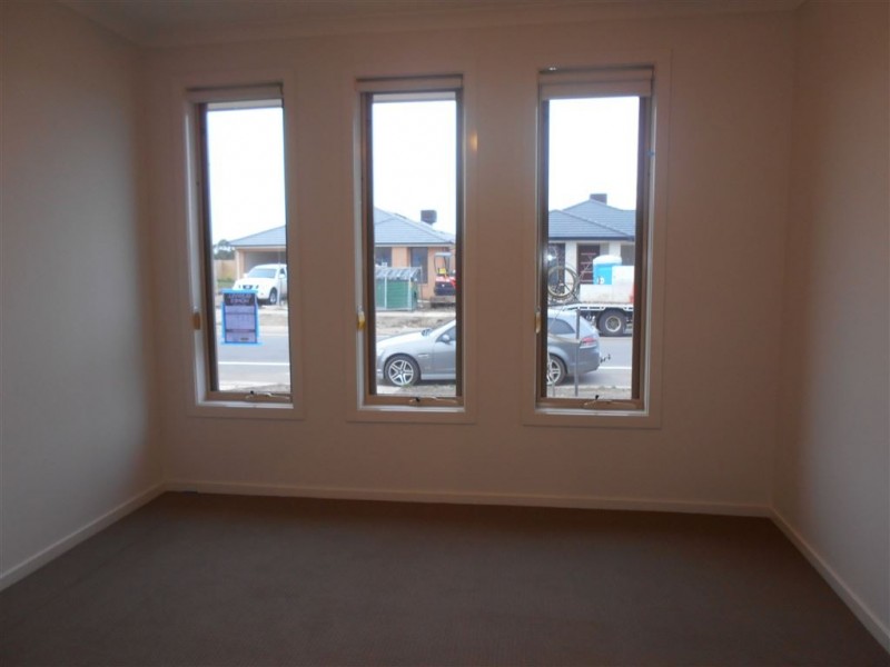 19 Fenway Boulevard, Clyde North VIC 3978