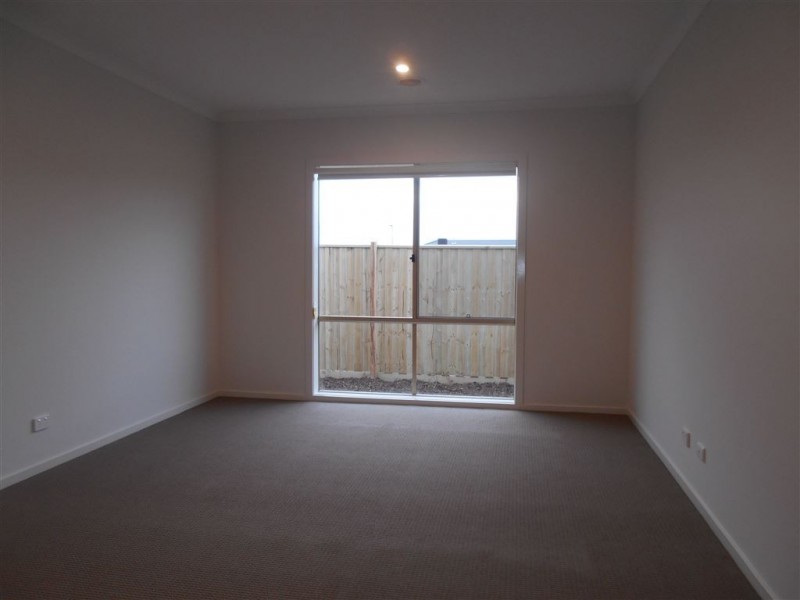 19 Fenway Boulevard, Clyde North VIC 3978