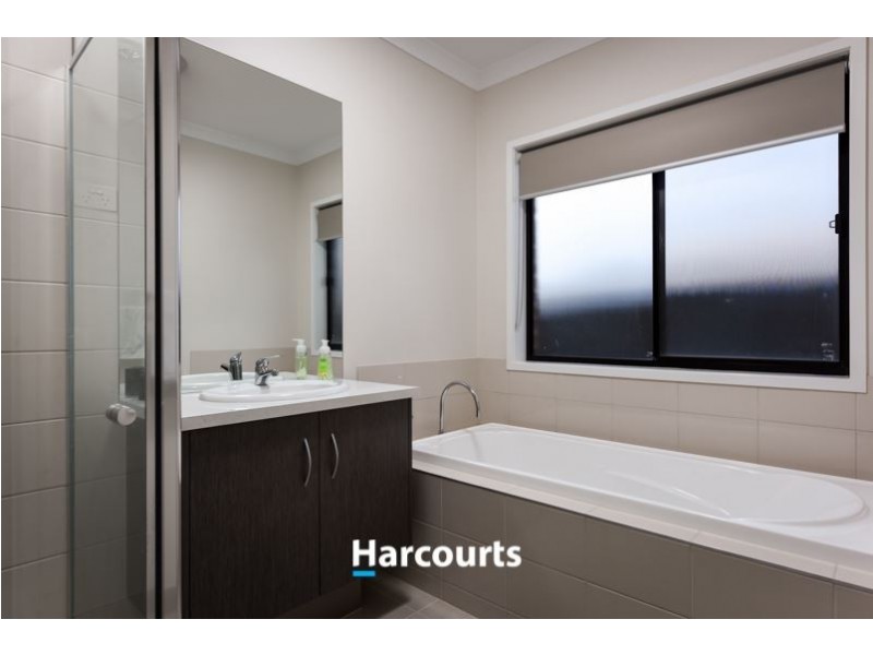 35 Burford Way, Cranbourne North VIC 3977