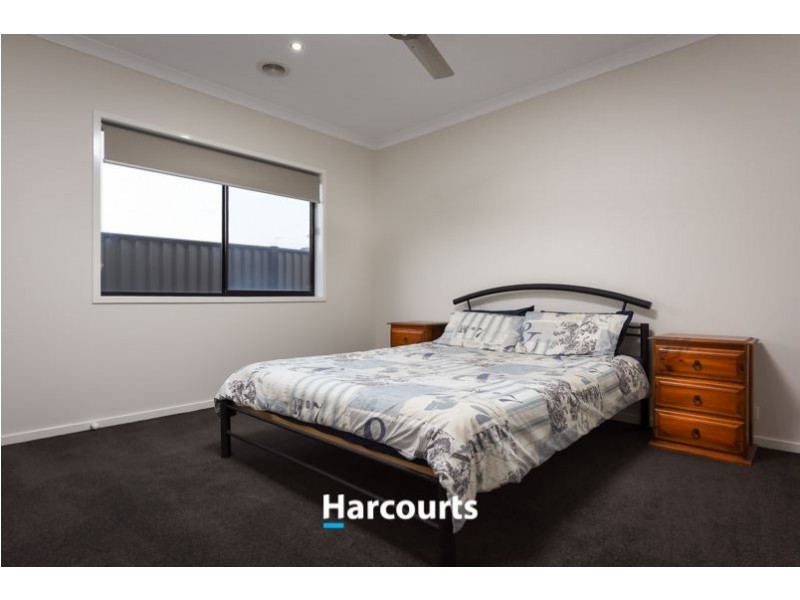 35 Burford Way, Cranbourne North VIC 3977