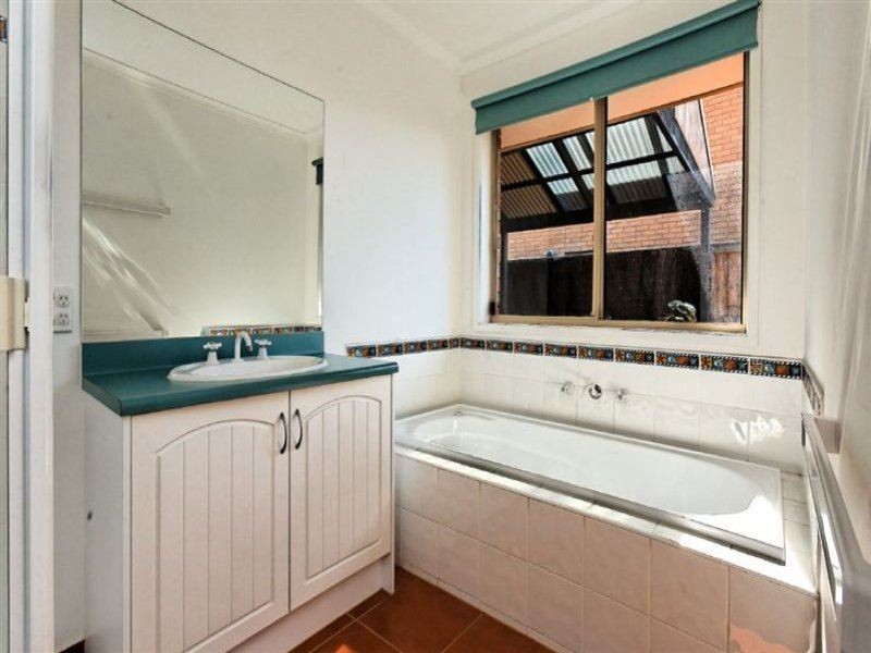 39 Chatswood Drive, Narre Warren South VIC 3805