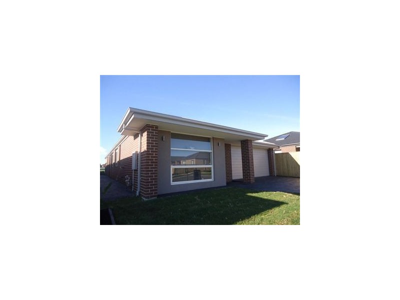 4 Galileo Way, Cranbourne West VIC 3977