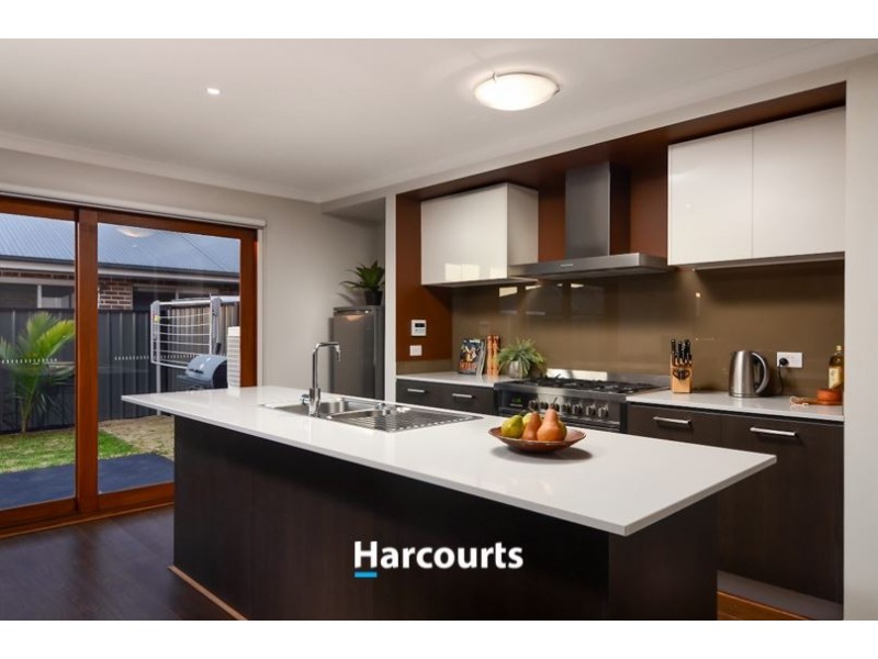 11 Fleuve Rise, Clyde North VIC 3978