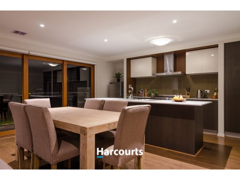 11 Fleuve Rise, Clyde North VIC 3978