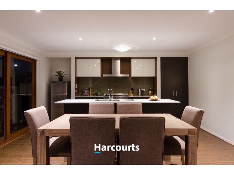 11 Fleuve Rise, Clyde North VIC 3978