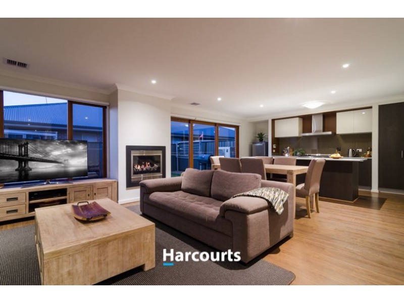 11 Fleuve Rise, Clyde North VIC 3978