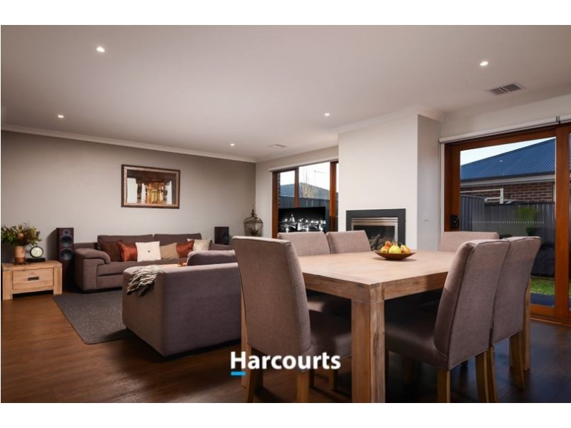 11 Fleuve Rise, Clyde North VIC 3978