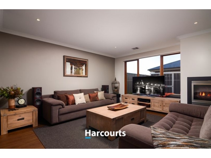 11 Fleuve Rise, Clyde North VIC 3978