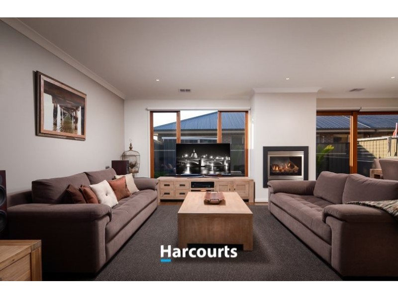 11 Fleuve Rise, Clyde North VIC 3978