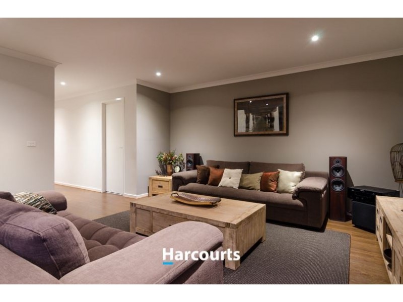 11 Fleuve Rise, Clyde North VIC 3978