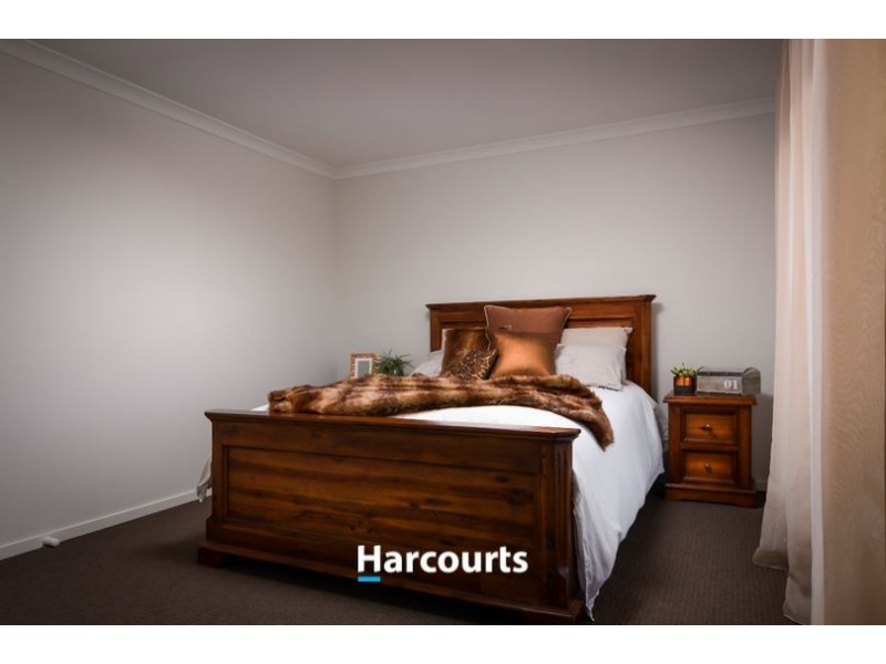 11 Fleuve Rise, Clyde North VIC 3978