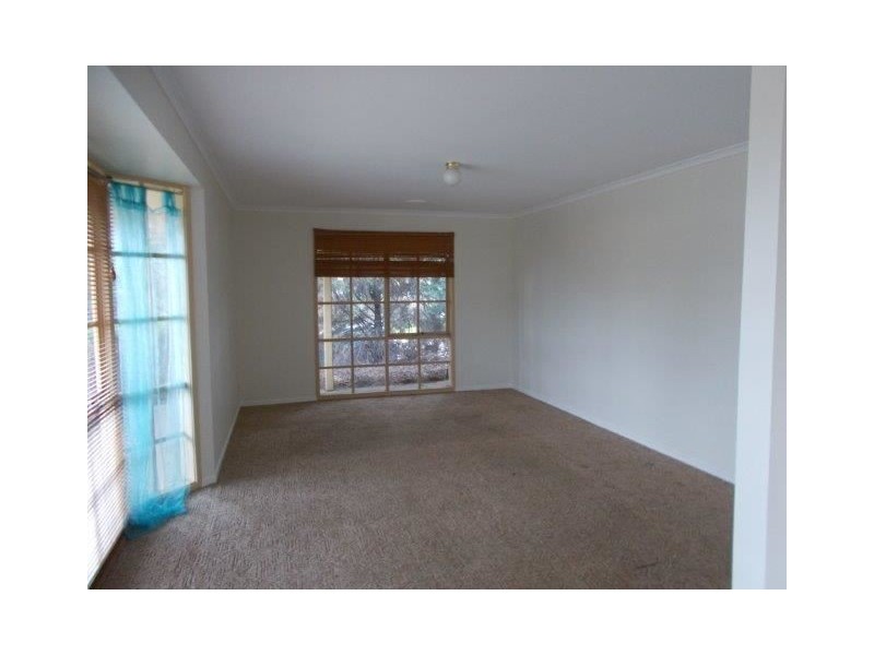 16 Bowman Close, Narre Warren South VIC 3805