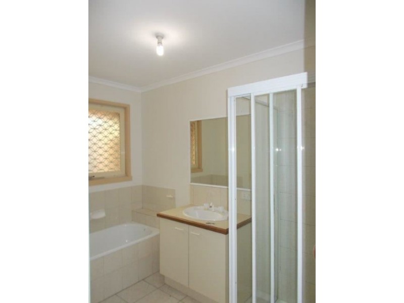 16 Bowman Close, Narre Warren South VIC 3805