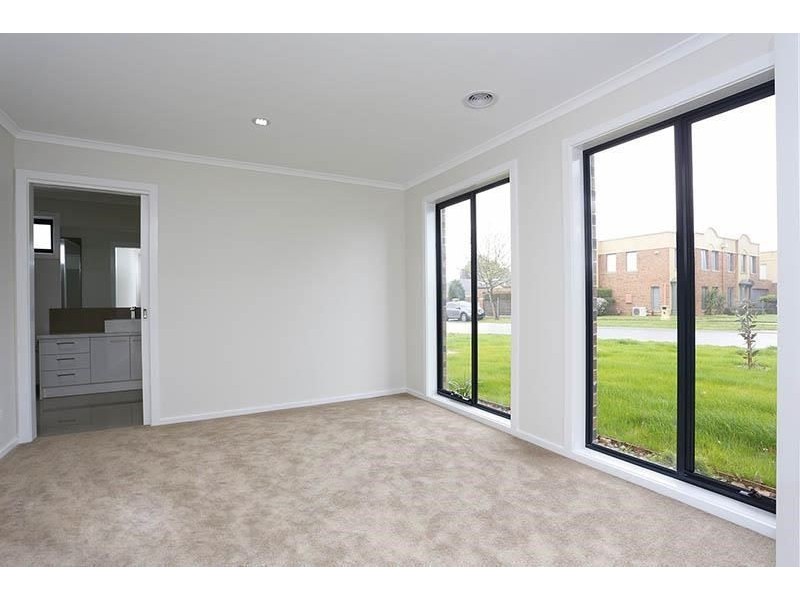 8 Eastbourne Way, Narre Warren South VIC 3805