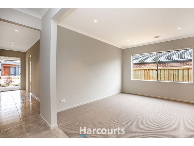 5 Randall Ave, Clyde North VIC 3978