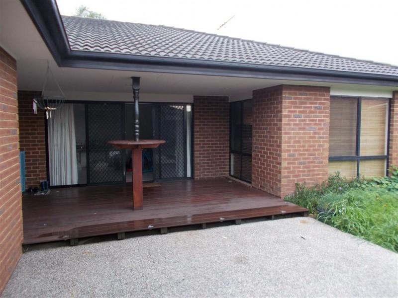 16 Lisburn Way, Berwick VIC 3806