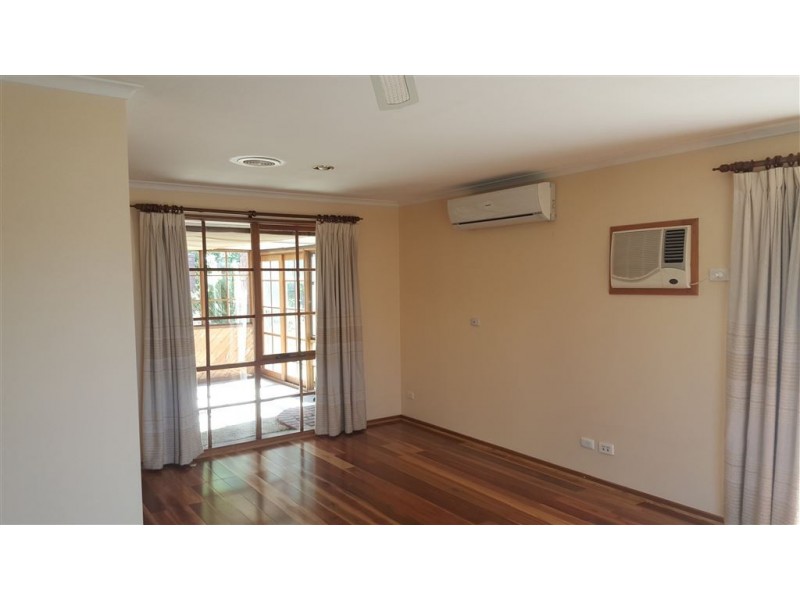 10 Tottington Rise, Berwick VIC 3806