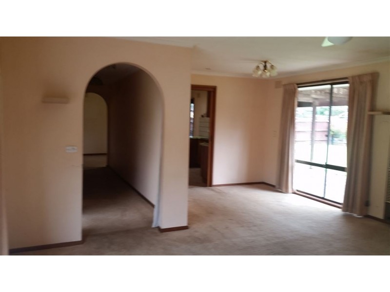 1 Lonsdale Crescent, Cranbourne North VIC 3977