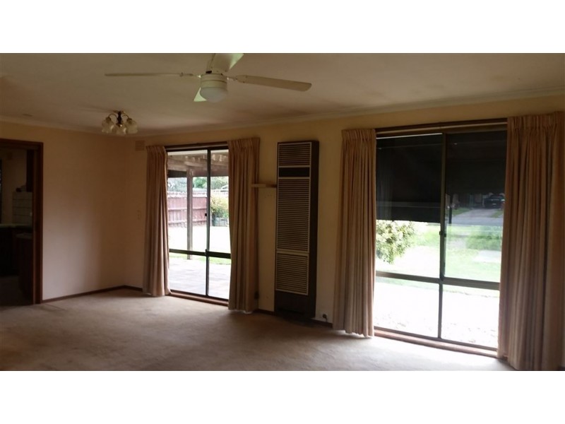 1 Lonsdale Crescent, Cranbourne North VIC 3977