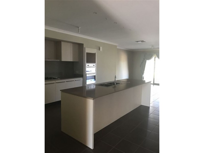38 Baddeley Circuit, Cranbourne North VIC 3977