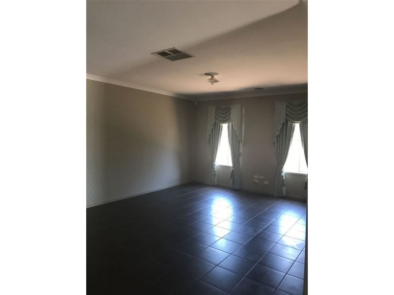 38 Baddeley Circuit, Cranbourne North VIC 3977